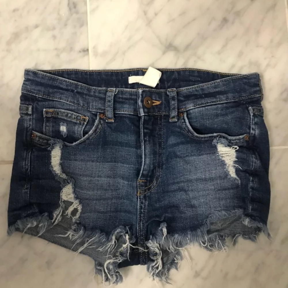 DISTRESSED JEAN SHORTS